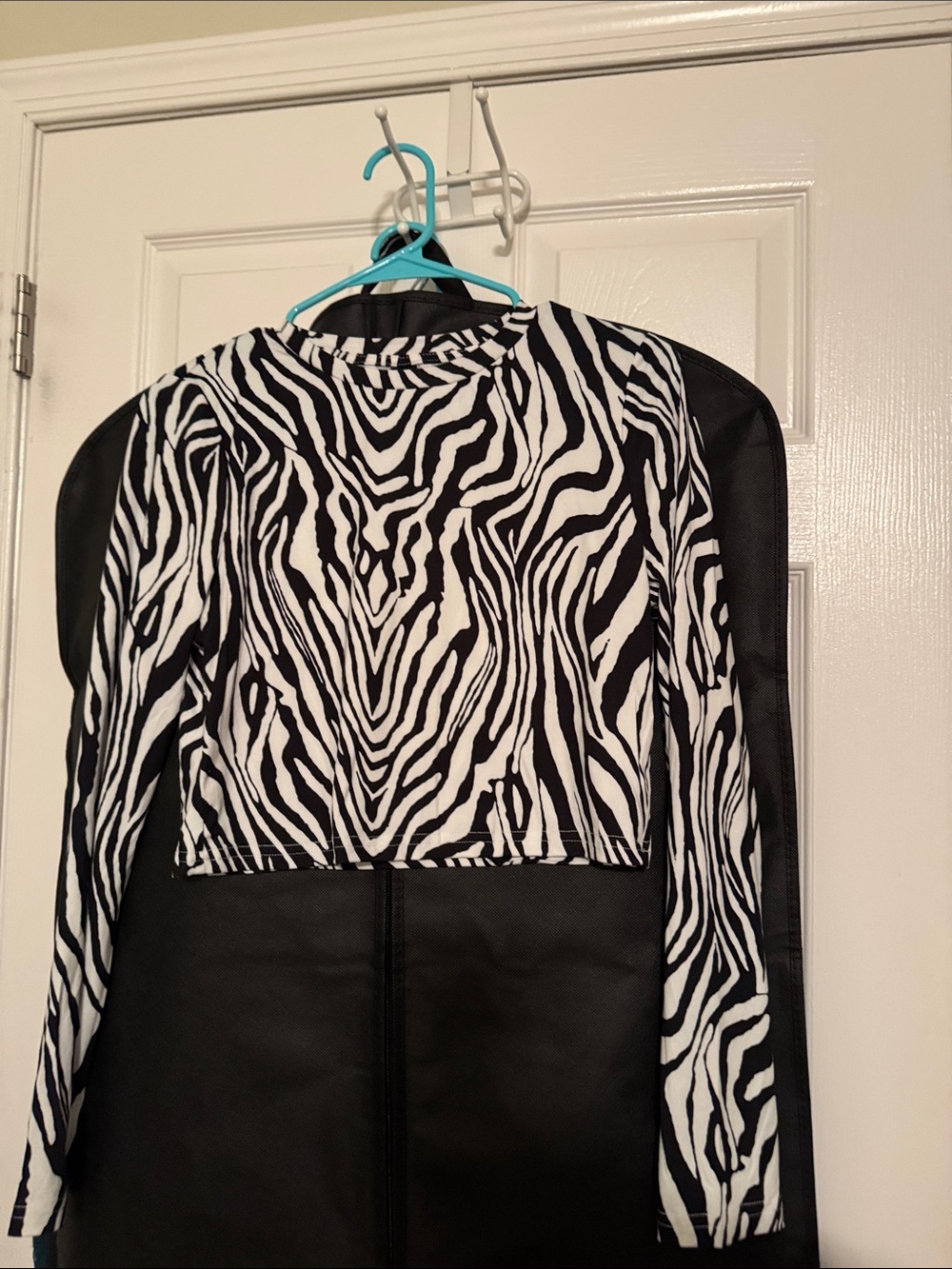 Women’s Black & White Zebra Print Long-Sleeve Crop Shirt